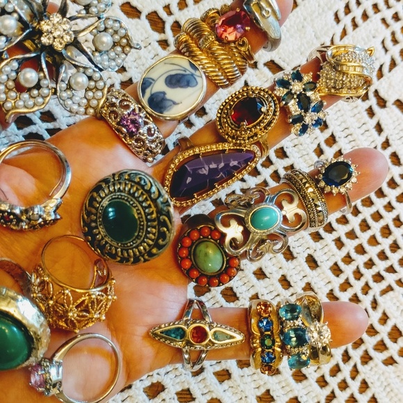 Welcome to my closet 🌹🌿 - Picture 11 of 16